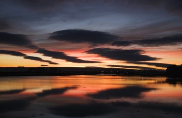 Fototapeta na wymiar Dungarvan, Co Waterford, Irlandia, Zachód słońca nad wodą