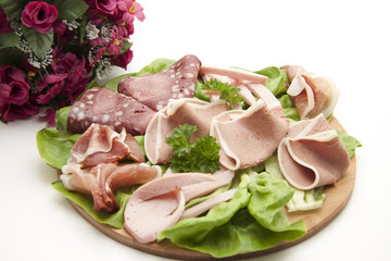 Wurstteller mit Blumenschmuck
