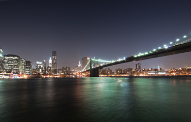 Fototapeta na wymiar Lower Manhattan i Brooklyn Bridge