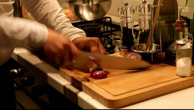 Tagliare le cipolle alla julien