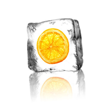 Orangenscheibe im Eisblock