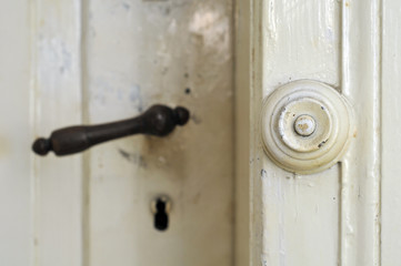 Alter Klingelknopf an alter Tür