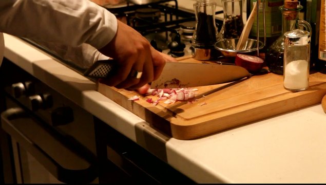 Tagliare le cipolle alla julien