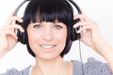 frau hört musik