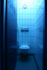 öffentliche Toilette im Schwarzlicht