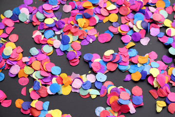 des confettis sur un fond noir