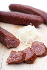 Mehrere Selchwürstel mit Kren