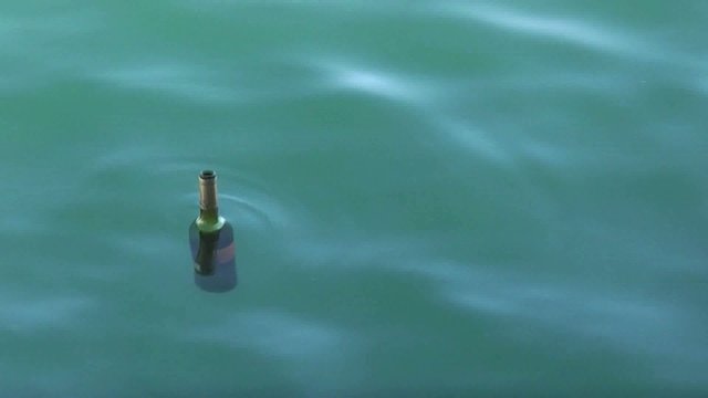 BOTELLA EN EL MAR