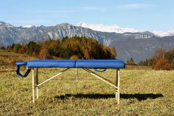 Massageliege auf dem Berggipfel