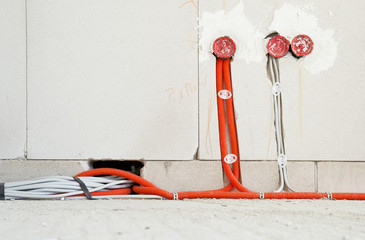 Elektro-Leerdosen und -kabel in einem Rohbau