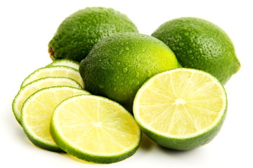 frische Limetten mit Hälfte und Scheiben