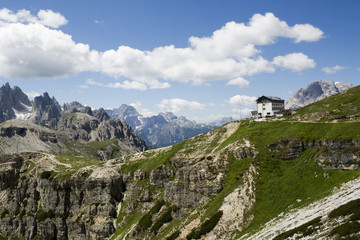 Fototapeta na wymiar Mountain hut Locatelli, Dolomity - Three Peaks, Włochy