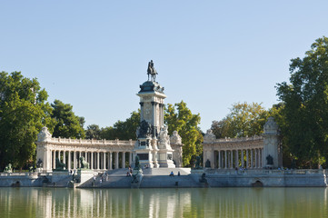 Fototapeta na wymiar Park Retiro w Madrycie miasto
