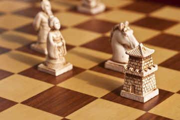 Jeu d'échecs asiatique, pièces chinoises sur un échiquier, stratégie en Chine