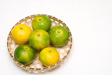 カゴの上のみかん