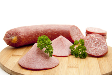 Salami auf Schneidebrett