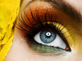 Fototapeta premium Żółty makijaż oczu z kwiatem