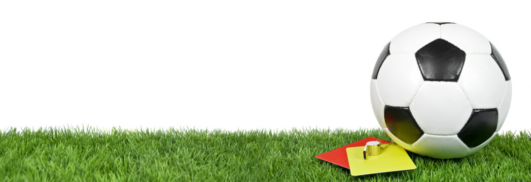 Fußball auf Rasen mit Karten und Pfeife