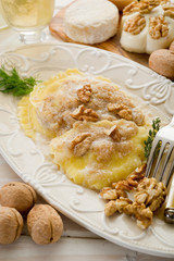 nuts ravioli-ravioli alle noci