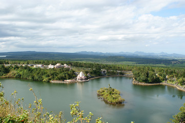 Fototapeta na wymiar Hinduistyczne świątynie i święte jezioro Grand Bassin