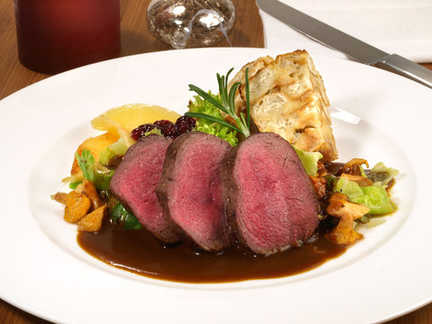 Hirschr&uuml;cken Medaillons auf Pfifferlinge und Rosenkohl