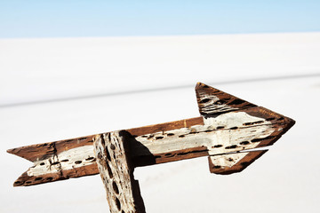 freccia in legno nel deserto boliviano