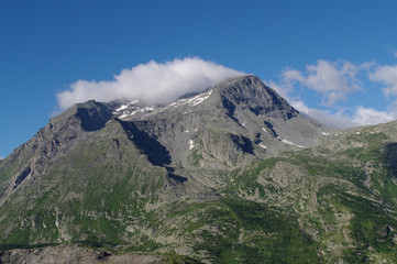 nuages accrochés au relief