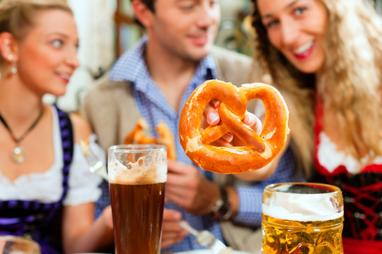 Leute mit Bier und Bretzn in Bayerischem Restaurant