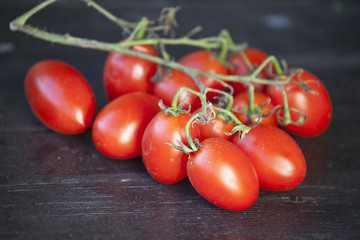 Świeże czerwone pomidory na stole - obrazy, fototapety, plakaty