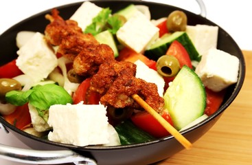 Salat mit Fleischspieß