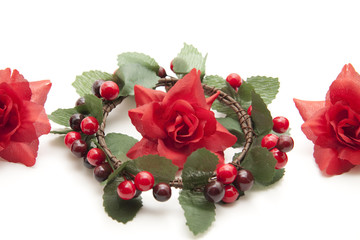 Rose im Kranz mit Beeren