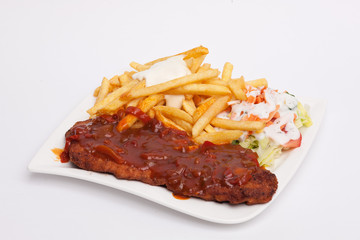 Pustaschnitzel mit Pommes und Salat