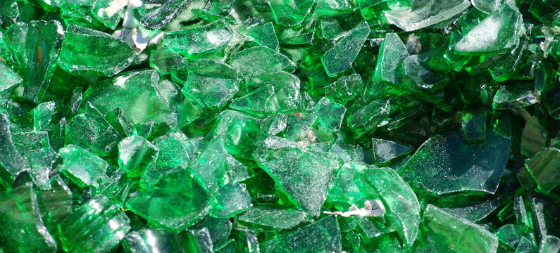 verre vert en morceaux à recycler