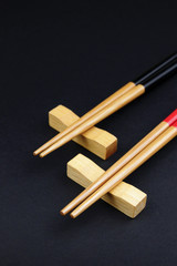 Baguettes chinoises sur fond noir