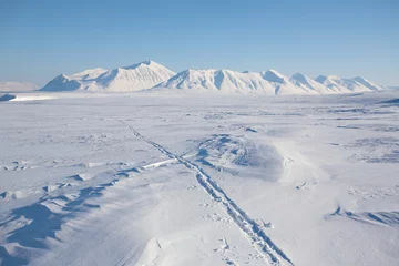 Rolgordijnen Arctic landscape - ski track © Incredible Arctic