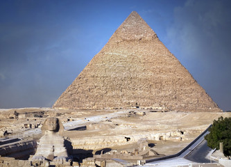 Fototapeta na wymiar Sfinks i piramidy