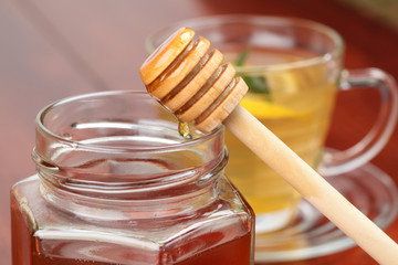 Tea with honey and lemon as natural medicine