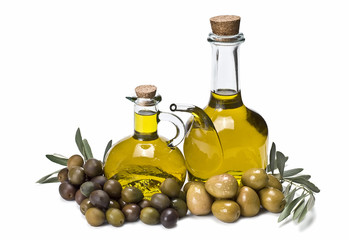 Aceites de oliva y diferentes aceitunas.