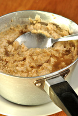 Haferflocken mit Honig in einem Kochtopf