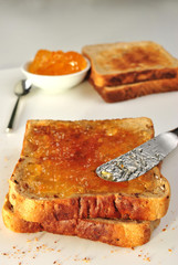Toastbrot mit Orangenmarmelade