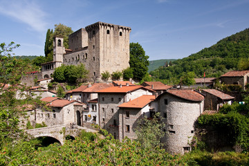 Fototapeta na wymiar toskański zamek