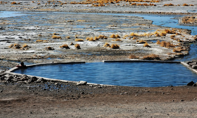 relax in una vasca termale naturale in bolivia