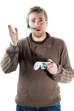 Homme jouant aux jeux vid&eacute;o