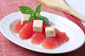 Grapefruit and tofu