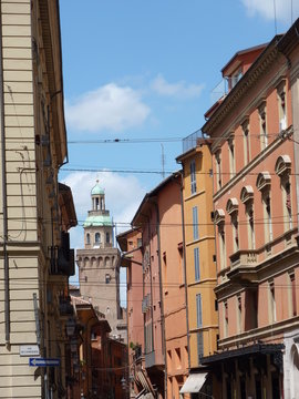 campanile di chiesa tra gli edifici a Bologna