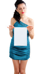 ragazza mostra cartello