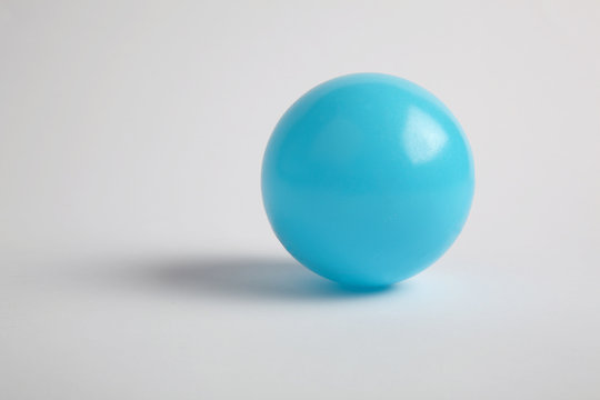 balle bleue sur fond blanc