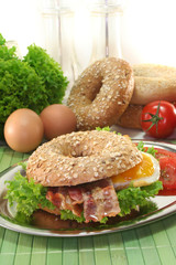 Bagel mit Spiegelei und Bacon