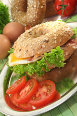 Bagel mit Spiegelei und Bacon