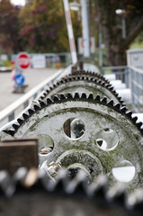 Zahnräder einer Schleuse am Nord- Ostseekanal